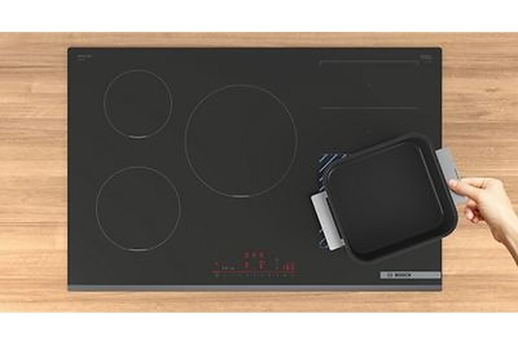 Inbouw inductiekookplaat met touchbediening in een houten werkblad